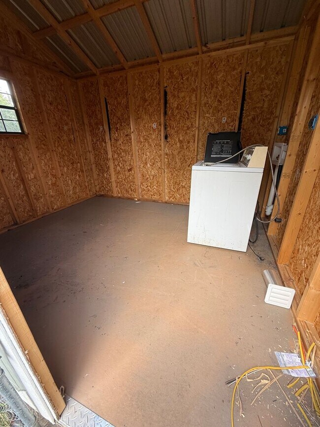 Building Photo - 2 Bed 1 Bath House, Gas Heat & Hot Water