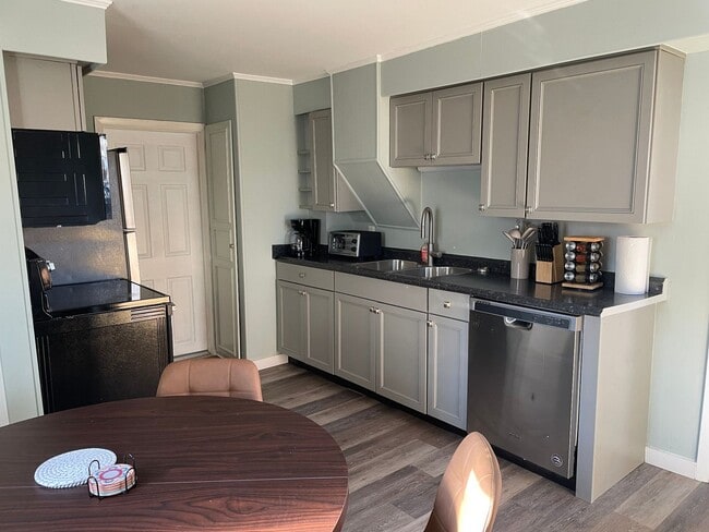 Building Photo - 83 Oak St