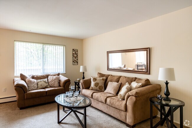 2 habitaciones, 1 baño - 900 pies cuadrados - Sala de estar - Eastlawn Arms Apartments
