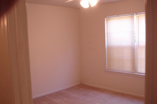 Building Photo - Waterloo Dr. 4518