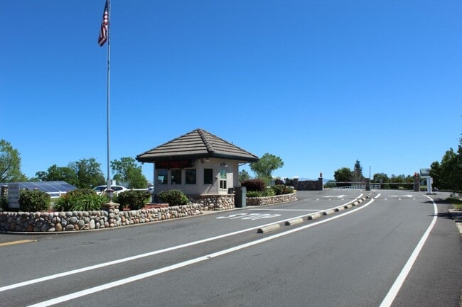 Building Photo - 3 Bedroom Home in Beautiful Lake California!