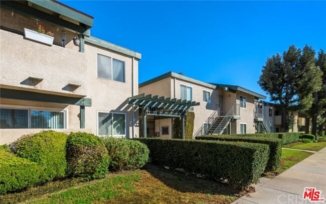 Building Photo - 10636 Woodley Ave