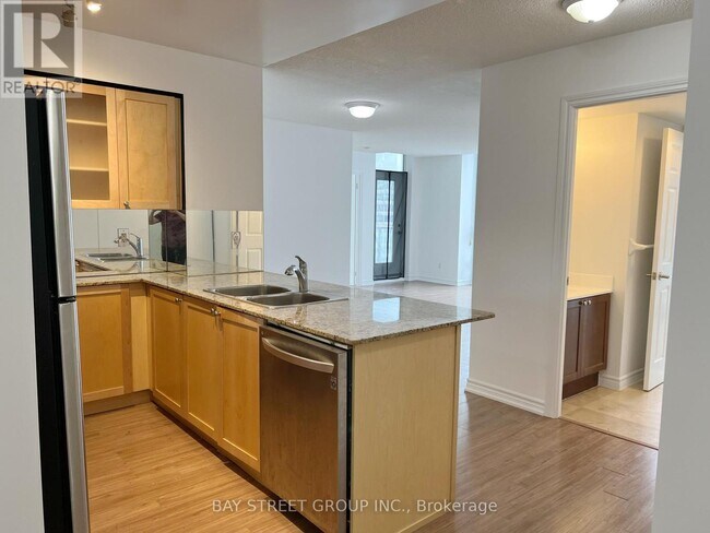 Building Photo - 761 Bay St.