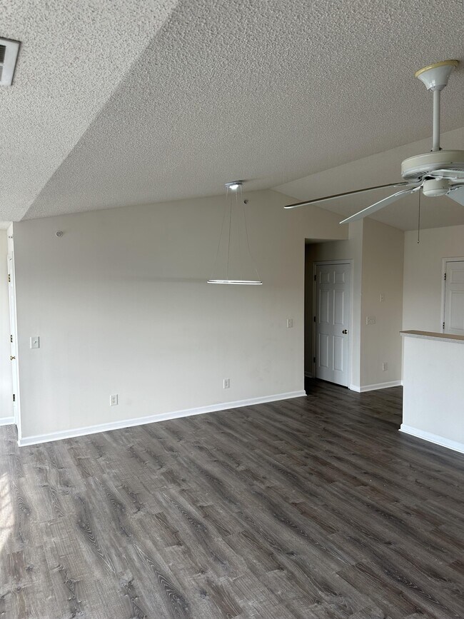 Foto del edificio - 6112 Hedgecock Cir