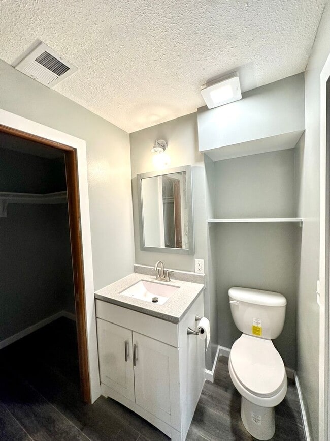 Building Photo - Newly Renovated 1 Bed / 1 Bath in Central ...