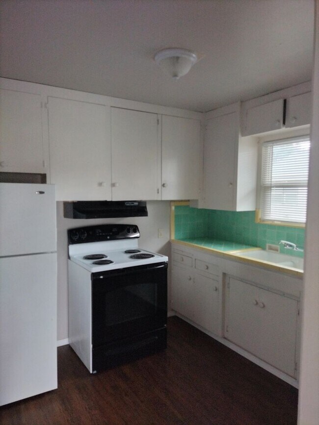 Building Photo - 513 SE K St