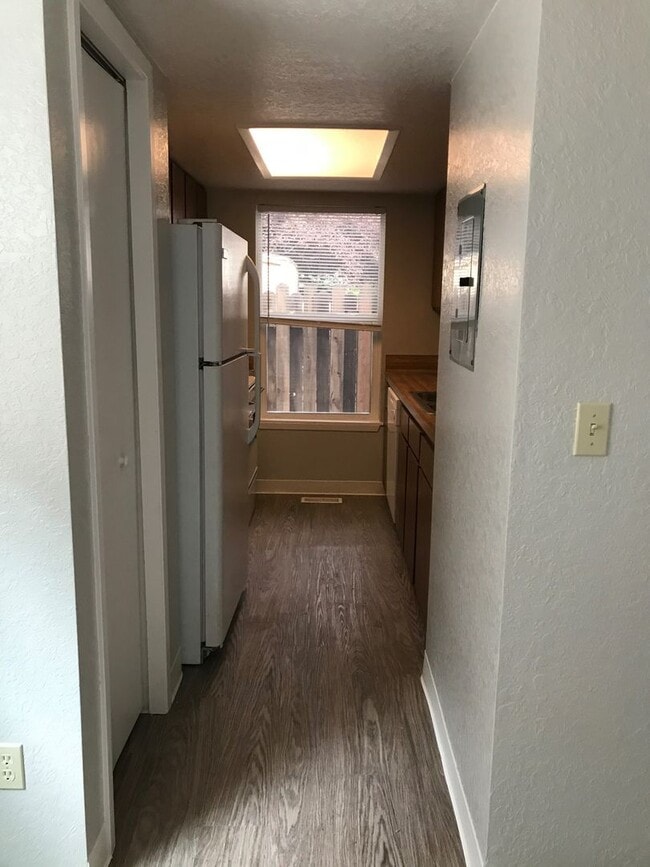 Foto del edificio - Updated 2 BR / 1.5 BA End Unit – Private Yard & Fresh Interior!