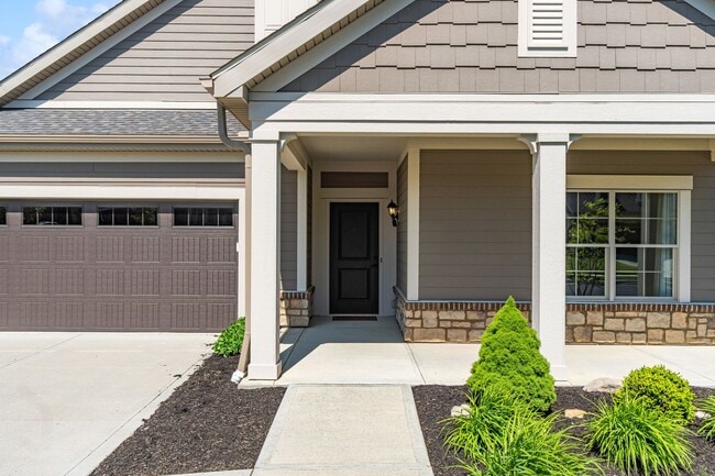 Building Photo - Luxury Maintenance-Free Former Model Home in Grove City – 2 Bed, 2 Bath Ranch