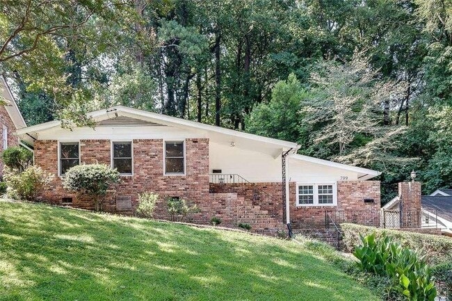 Building Photo - 801 Marstevan Dr NE