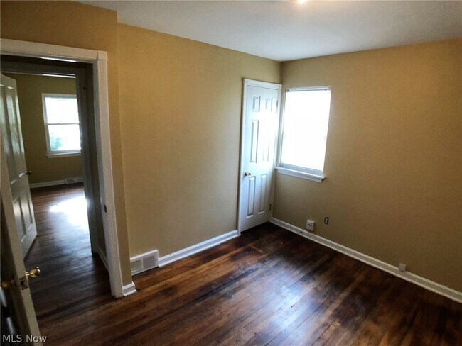 Foto del edificio - 25701 Richards Ave
