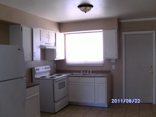 Building Photo - 4821 E Willetta St #4, Phoenix