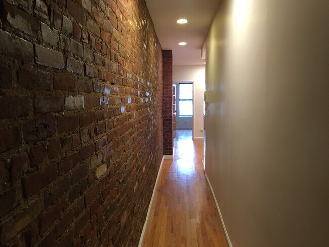 Building Photo - 307 E 76th St