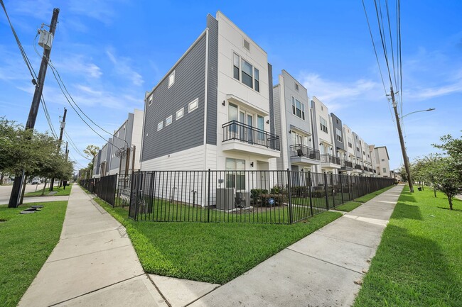 Building Photo - 2603 Hutchins St