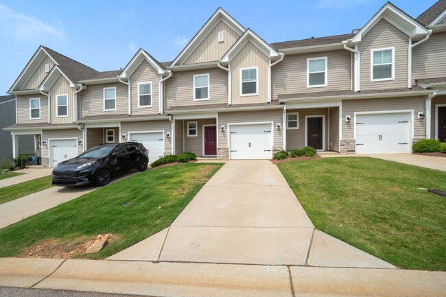 Building Photo - Lovely 3 BR, 2.5 BA Townhome, Centrally lo...