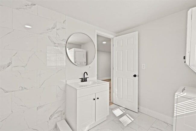 Building Photo - 3817 W Bay to Bay Blvd