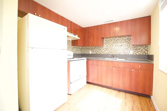 Building Photo - 921 Evergreen Dr