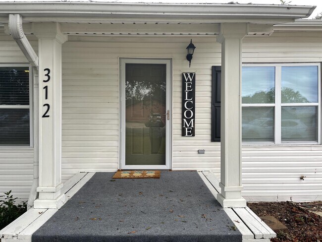 Building Photo - 312 Circle Dr