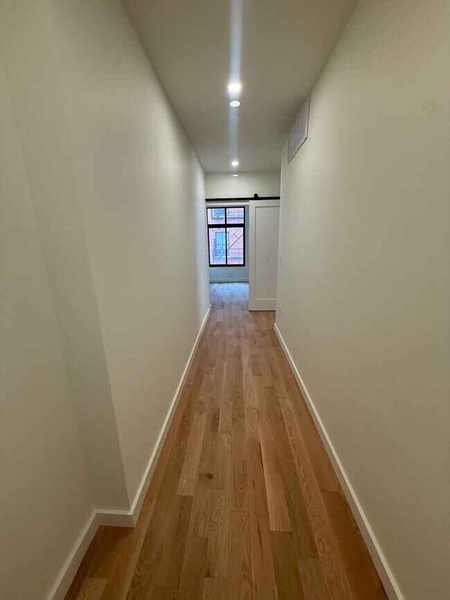 Building Photo - Brand new units 0-1 bedroom
