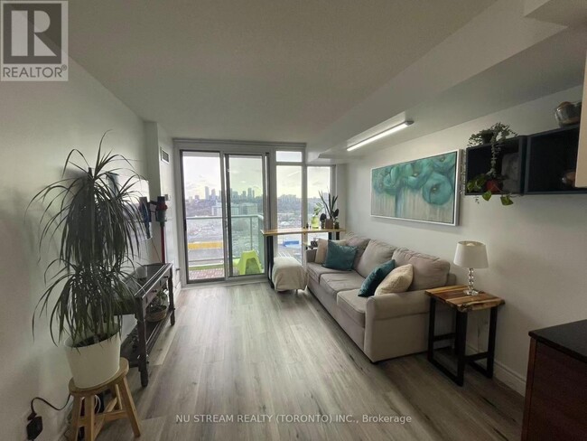 Photo du bâtiment - 121 McMahon Dr