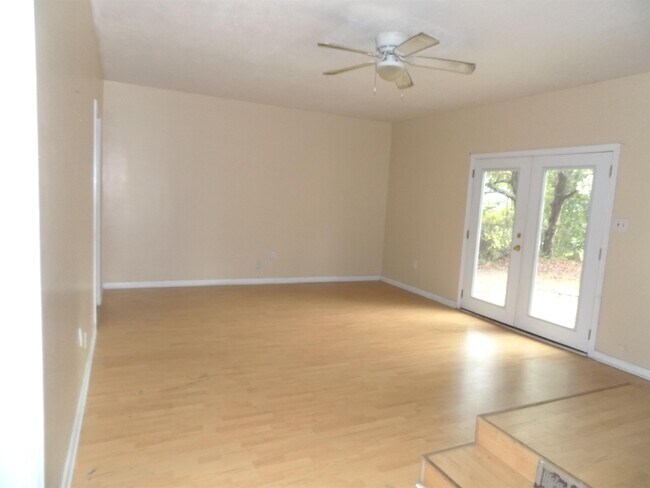 Building Photo - 206 Spears Dr