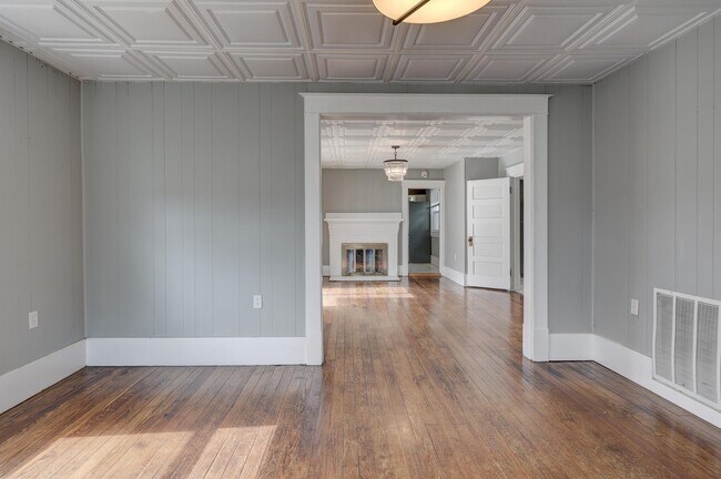 Foto del edificio - 310 N Jackson Ave