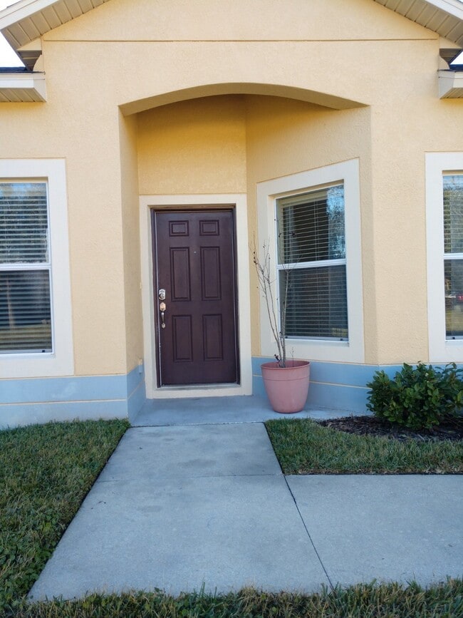Building Photo - Spacious 3 bedroom, 2 bath corner unit.