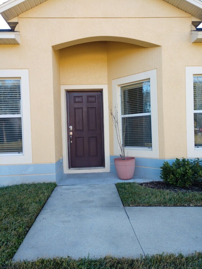 Foto del edificio - Spacious 3 bedroom, 2 bath corner unit.