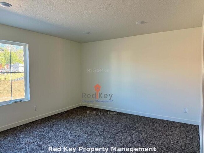 Building Photo - 600 N Duplex NEW