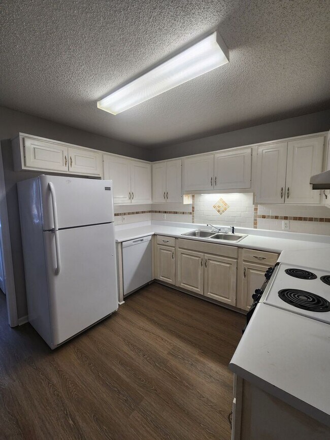 Foto del edificio - 6000 Susan Cir