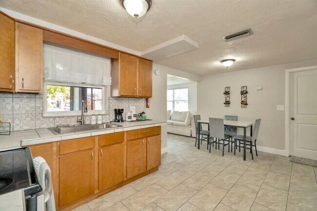 Building Photo - 8937 Catalina Dr