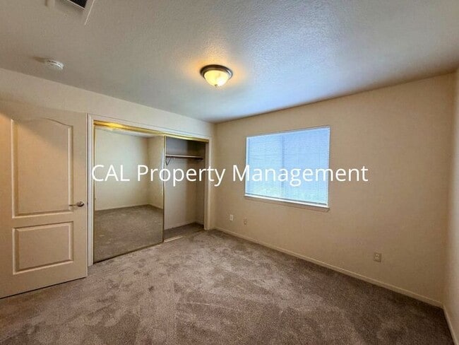 Foto del edificio - Rare 4 bedroom 2 bath rental in Pine Meadow Estates King City!