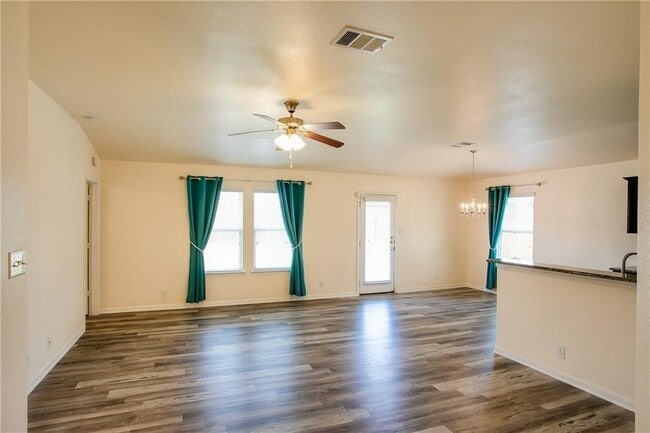 Foto del edificio - 114 Hawkins Ct