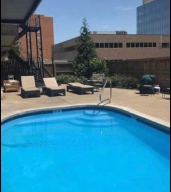 Foto del edificio - 4732 Belleview Ave