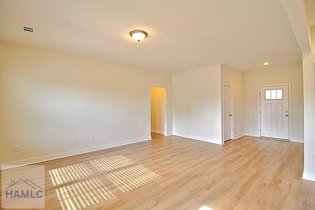 Building Photo - 302 Mcclelland Lp NE