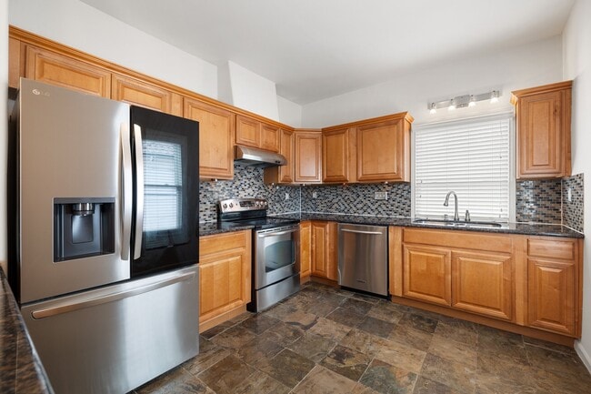 Building Photo - 631 Cortlandt St