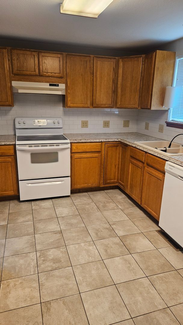 Foto del edificio - Clean 4 Bedroom Home near CSU