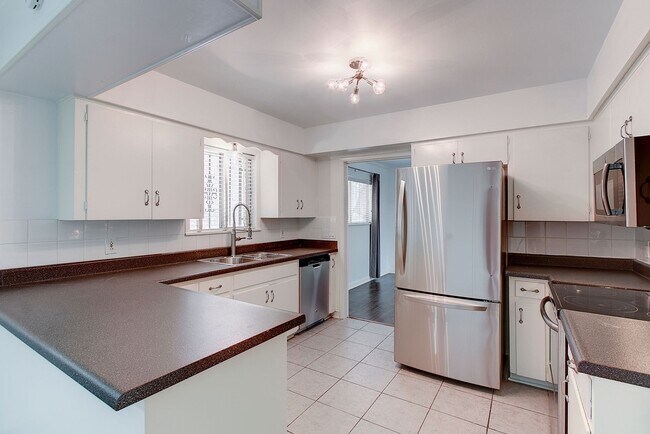 Building Photo - 4BR Mid-Century Near SoCo & Lady Bird Lake