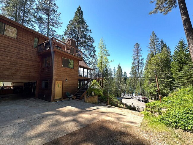 Building Photo - Stunning 3 Bedroom 2 Bathroom Home in Casc...