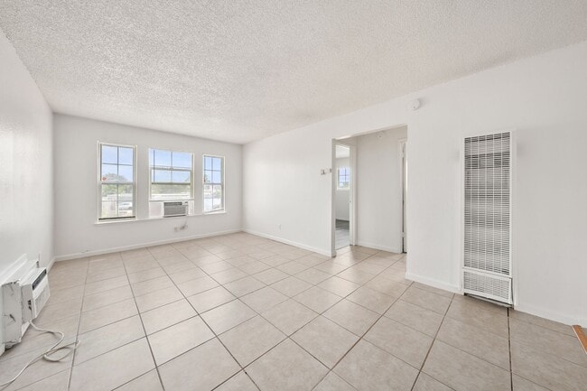 Building Photo - Newly renovated 2 bedroom 1 bath unit in R...