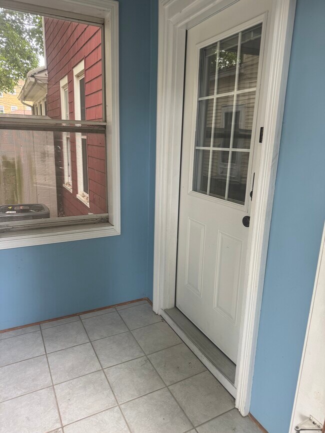 Vestíbulo que protege de los elementos - 253 Jefferson St