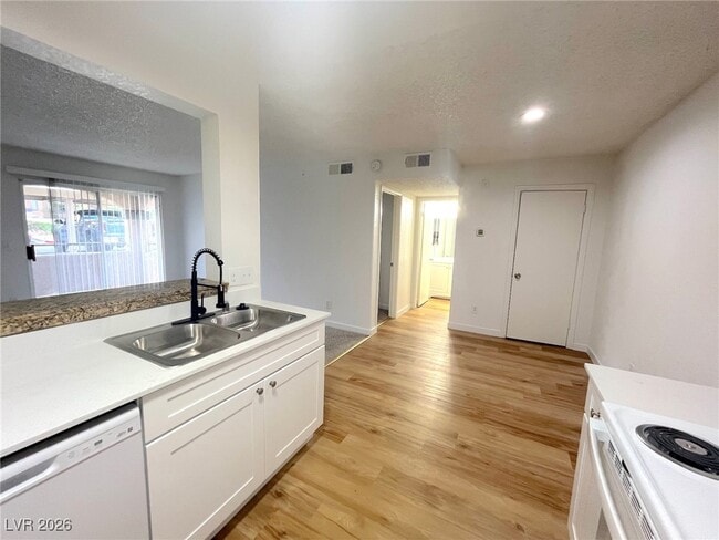 Building Photo - 221 Mission Newport Ln