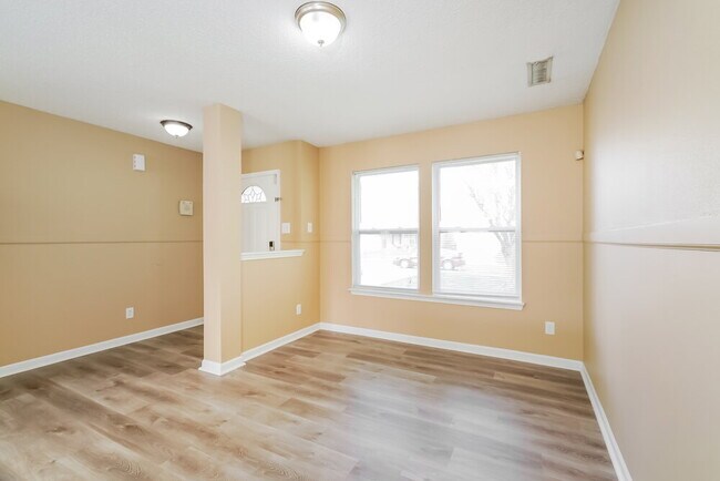 Foto del edificio - 5681 N Jefferson Dr