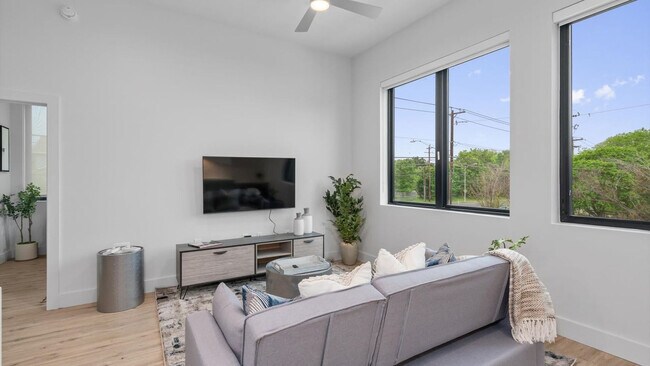 Foto del edificio - 5515 Humming Bird Ln