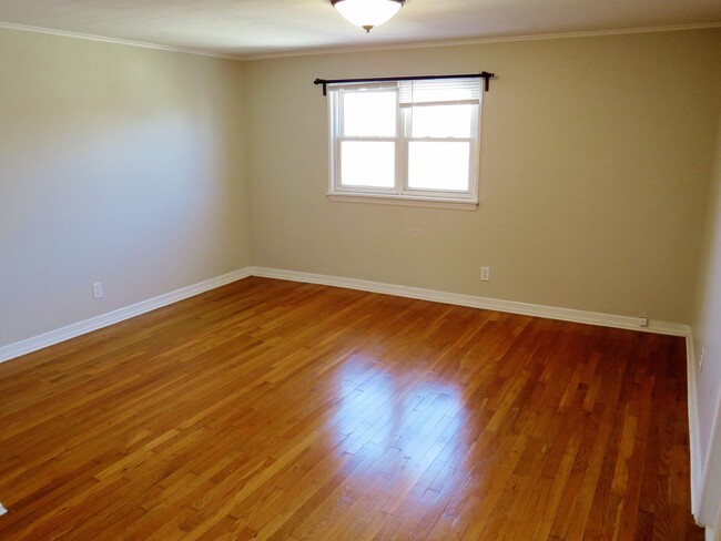 Building Photo - 6 Bedroom / 2 Full Bath
