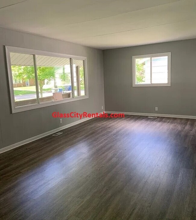 Building Photo - 238 Dickens Dr