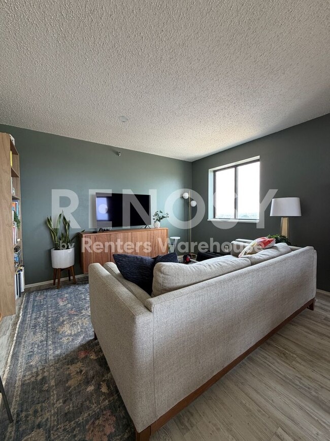 Building Photo - Available September 1st 2 Bedroom 1 Bath Condo in St. Paul
