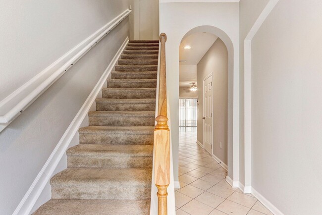 Building Photo - Cambridge at Oak Leaf Plantation Town Home!