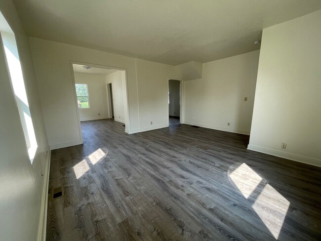 Building Photo - Spacious 4 bedroom house available now!!