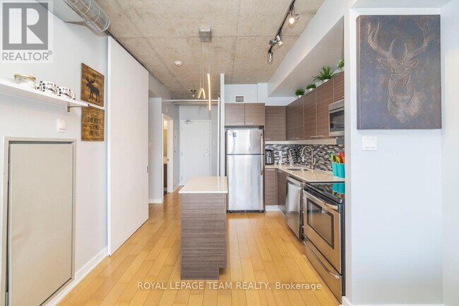 Photo du bâtiment - 354-354 Gladstone Ave