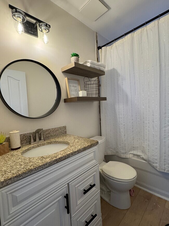 La salle de bain a été magnifiquement rénovée. - 740 Lorne Av